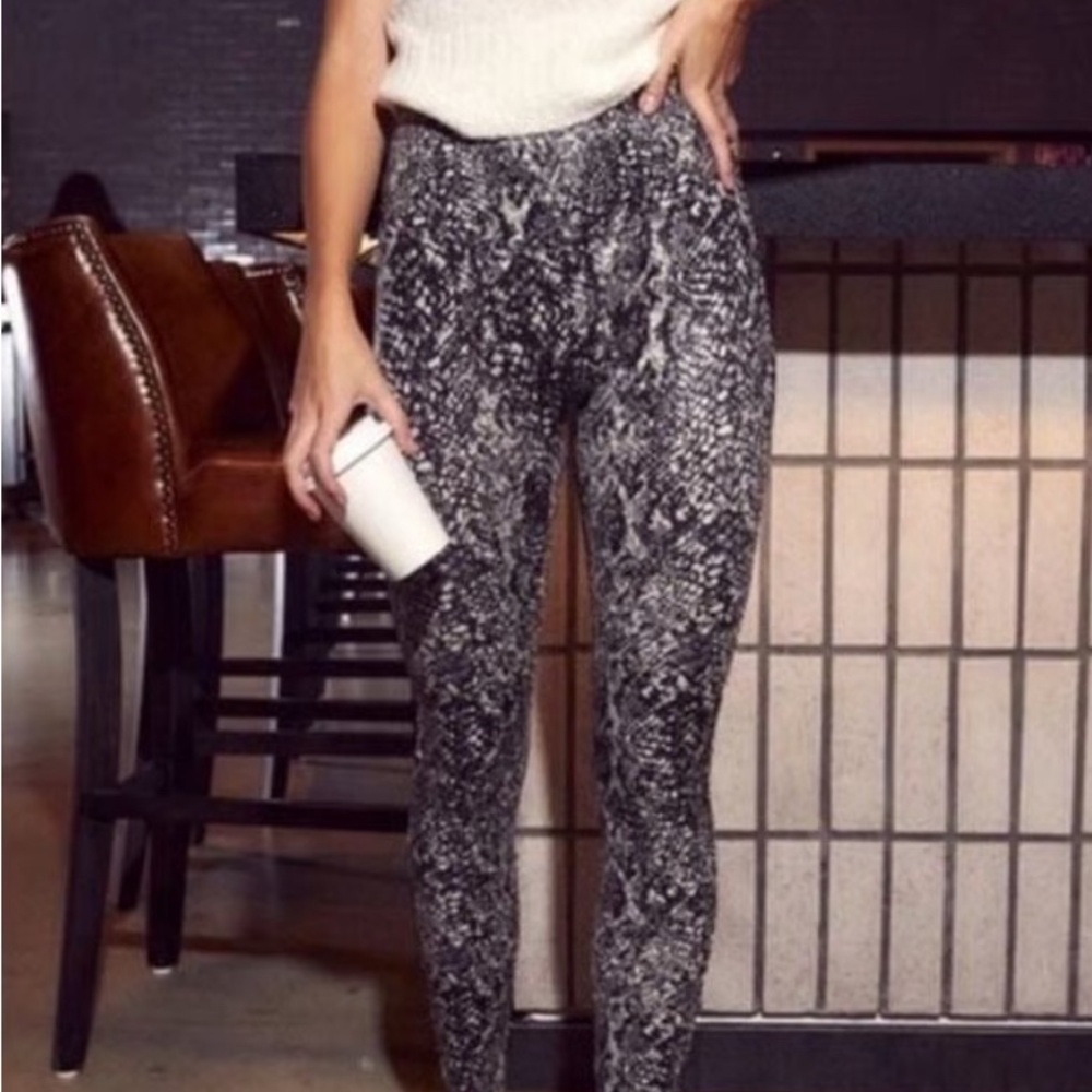 SPANX Faux Leather Snake Shine Leggings. Size S. EUC